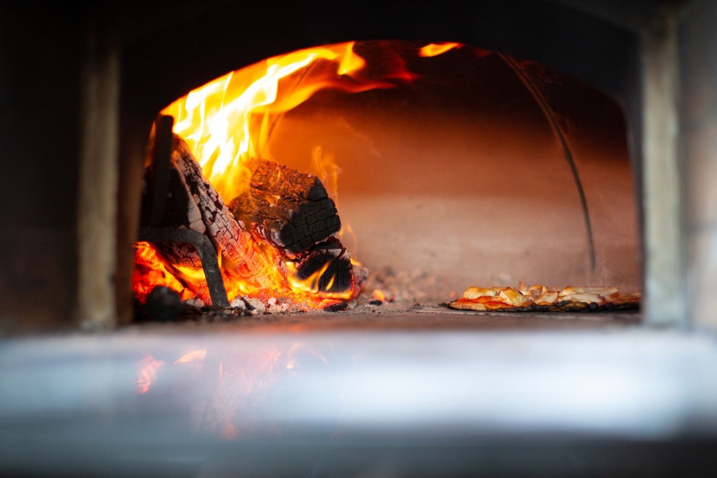 Il forno a legna acceso