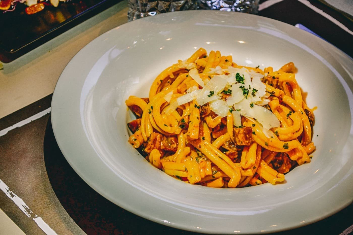 Un piatto di pasta appena servito